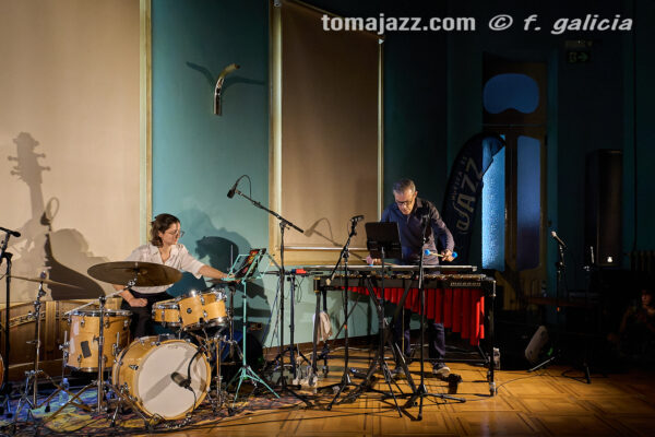 Christos Rafalides Quartet (Huesca es Jazz 2026. 2026-06-26) Por Fabio Galicia [INSTANTZZ AKA Galería fotográfica AKA Fotoblog de jazz, impro… y algo más] - Tomajazz - Christos Rafalides Quartet actuó en Huesca es Jazz 2026. Fabio Galicia lo retrata en INSTANTZZ. Actuaron Christos Rafalides, Alejandro Esperanza, Manel Fortià, Cecília Collaço