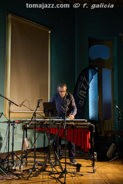 Christos Rafalides Quartet (Huesca es Jazz 2026. 2026-06-26) Por Fabio Galicia [INSTANTZZ AKA Galería fotográfica AKA Fotoblog de jazz, impro… y algo más] - Tomajazz - Christos Rafalides Quartet actuó en Huesca es Jazz 2026. Fabio Galicia lo retrata en INSTANTZZ. Actuaron Christos Rafalides, Alejandro Esperanza, Manel Fortià, Cecília Collaço