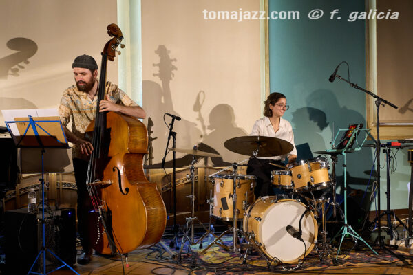 Christos Rafalides Quartet (Huesca es Jazz 2026. 2026-06-26) Por Fabio Galicia [INSTANTZZ AKA Galería fotográfica AKA Fotoblog de jazz, impro… y algo más] - Tomajazz - Christos Rafalides Quartet actuó en Huesca es Jazz 2026. Fabio Galicia lo retrata en INSTANTZZ. Actuaron Christos Rafalides, Alejandro Esperanza, Manel Fortià, Cecília Collaço