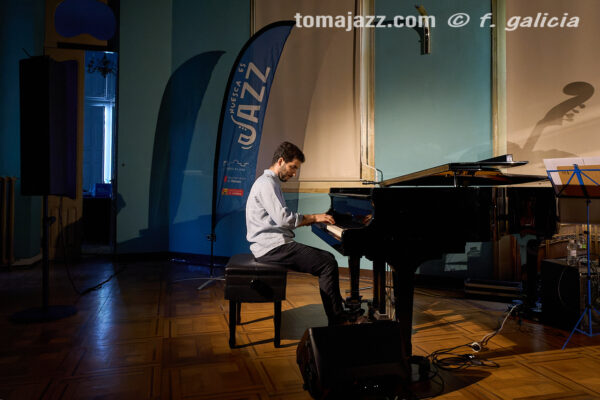 Christos Rafalides Quartet (Huesca es Jazz 2026. 2026-06-26) Por Fabio Galicia [INSTANTZZ AKA Galería fotográfica AKA Fotoblog de jazz, impro… y algo más] - Tomajazz - Christos Rafalides Quartet actuó en Huesca es Jazz 2026. Fabio Galicia lo retrata en INSTANTZZ. Actuaron Christos Rafalides, Alejandro Esperanza, Manel Fortià, Cecília Collaço