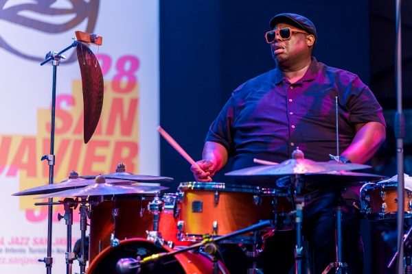 Joe Lovano & Antonio Faraò “Explorations” Feat. Ira Coleman and Johnathan Blake (XXVIII Festival Internacional de Jazz de San Javier 2026 - Murcia. 2026-07-01) Por José Antonio García López y Pedro Sáez [Concierto de jazz] - Tomajazz - Joe Lovano & Antonio Faraò “Explorations” Feat. Ira Coleman and Johnathan Blake actuaron en el XXVIII Festival Internacional de Jazz de San Javier 2026. José Antonio García López y Pedro Sáez lo relatan y retratan