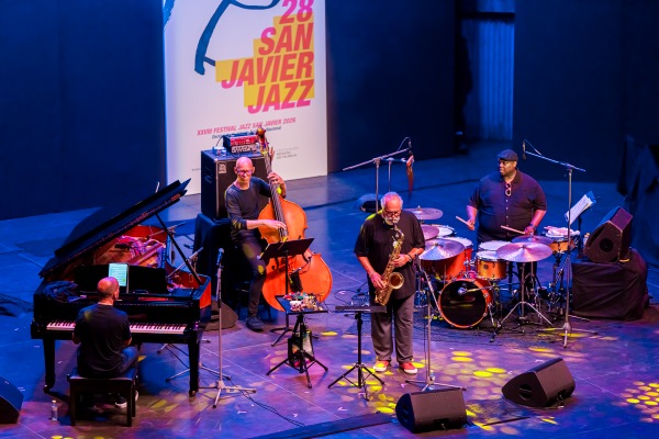Joe Lovano & Antonio Faraò “Explorations” Feat. Ira Coleman and Johnathan Blake (XXVIII Festival Internacional de Jazz de San Javier 2026 - Murcia. 2026-07-01) Por José Antonio García López y Pedro Sáez [Concierto de jazz] - Tomajazz - Joe Lovano & Antonio Faraò “Explorations” Feat. Ira Coleman and Johnathan Blake actuaron en el XXVIII Festival Internacional de Jazz de San Javier 2026. José Antonio García López y Pedro Sáez lo relatan y retratan