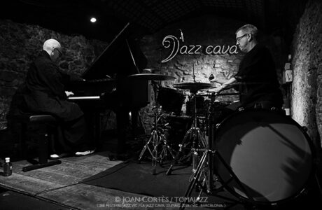 Nik Bärtsch & Kaspar Rast (28è Festival Jazz Vic / Jazz Cava, 2026-05-22 / Vic -Barcelona-) [5] Por Joan Cortès [INSTANTZZ AKA Galería fotográfica AKA Fotoblog de jazz, impro… y algo más] - Tomajazz - Nik Bärtsch & Kaspar Rast actuaron en el 28è Festival Jazz Vic 2026. Joan Cortès retrata el concierto en INSTANTZZ