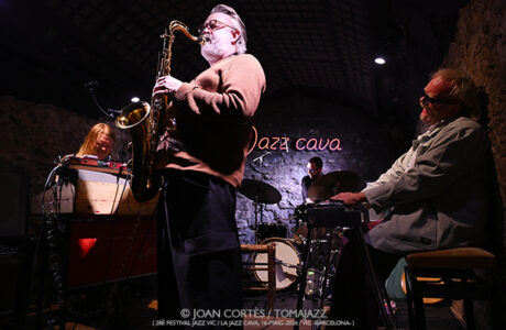 ADHD (28è Festival Jazz Vic / Jazz Cava, 2026-05-16 / Vic -Barcelona-) [3] Por Joan Cortès [INSTANTZZ AKA Galería fotográfica AKA Fotoblog de jazz, impro… y algo más] - Tomajazz - ADHD actuó en el 28è Festival Jazz Vic 2026, el 16 de mayo de 2026. Joan Cortès lo retrata en INSTANTZZ. ADHD son Thómas Jónsson, Ómar Guðjónsson, Óskar Guðjónsson, Magnús Trygvason Eliassen