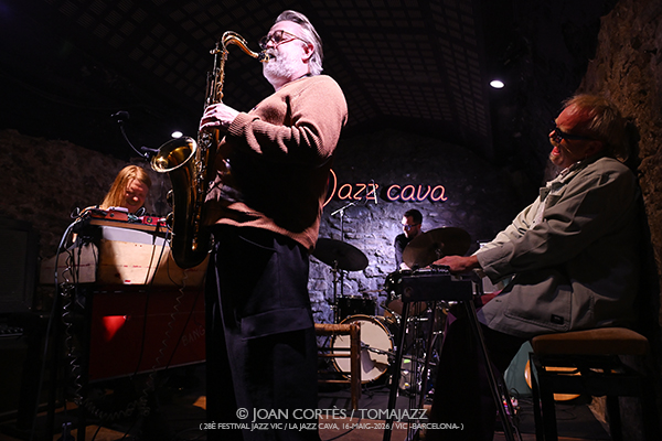 ADHD (28è Festival Jazz Vic / Jazz Cava, 2026-05-16 / Vic -Barcelona-) [3] Por Joan Cortès [INSTANTZZ AKA Galería fotográfica AKA Fotoblog de jazz, impro… y algo más] - Tomajazz - ADHD actuó en el 28è Festival Jazz Vic 2026, el 16 de mayo de 2026. Joan Cortès lo retrata en INSTANTZZ. ADHD son Thómas Jónsson, Ómar Guðjónsson, Óskar Guðjónsson, Magnús Trygvason Eliassen