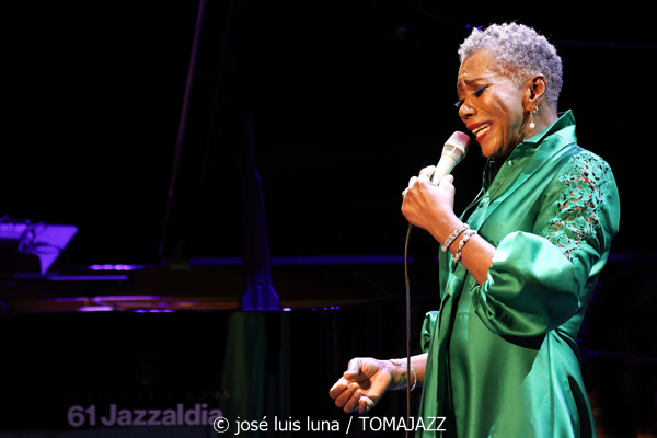 Carmen Lundy (61 Jazzaldia 2026. Teatro Victoria Eugenia. Donosti. 2026-07-22) Por José Luis Luna Rocafort [INSTANTZZ AKA Galería fotográfica AKA Fotoblog de jazz, impro… y algo más] - Tomajazz - Carmen Lundy actuó en el 61 Jazzaldia 2026. José Luis Luna Rocafort lo retrata en INSTANTZZ. Actuaron Carmen Lundy, Andrew Renfroe, Julius Rodríguez, Darryll Hall, Terreon Gulley