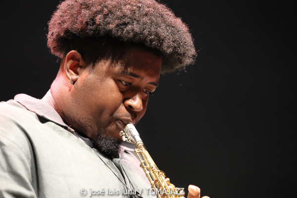 New Jazz Underground (49 Festival de Jazz de Vitoria-Gasteiz 2026. 2026-07-14) Por José Luis Luna Rocafort [INSTANTZZ AKA Galería fotográfica AKA Fotoblog de jazz, impro… y algo más] - Tomajazz - New Jazz Underground actuó en el 49 Festival de Jazz de Vitoria-Gasteiz 2026. José Luis Luna Rocafort lo retrata en INSTANTZZ. New Jazz Underground son Abdias Armenteros, Sebastian Ríos, TJ Reddick