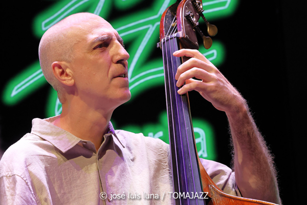 Iosu Izaguirre Sextet (49 Festival de Jazz de Vitoria-Gasteiz 2026. 2026-07-15) Por José Luis Luna Rocafort [INSTANTZZ AKA Galería fotográfica AKA Fotoblog de jazz, impro… y algo más] - Tomajazz - Iosu Izaguirre Sextet actuó en el 49 Festival de Jazz de Vitoria-Gasteiz 2026, el 15 de julio de 2026. José Luis Luna Rocafort lo retrata en INSTANTZZ. Iosu Izaguirre Sextet son Iosu Izaguirre, Pablo Ramos, Rubén Salvador, Asier Iturbe, Koldo Uriarte, Aitor Bravo, Virginia de la Casa