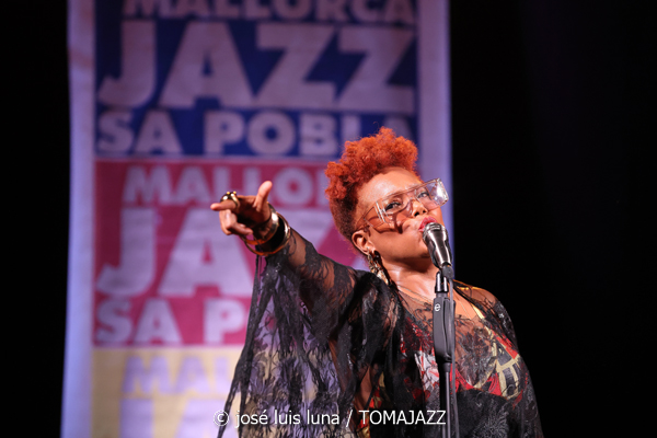 China Moses (32 Mallorca Jazz Sa Pobla 2026. Sa Pobla, Mallorca. 2026-08-04) Por Miquel Àngel Seguí y José Luis Luna Rocafort [Concierto de jazz] - Tomajazz - China Moses actuó en el 32 Mallorca Jazz Sa Pobla 2026 de Mallorca el 4 de agosto de 2026. Miquel Àngel Seguí y José Luis Luna Rocafort relatan/retratan el concierto. Actuaron China Moses, Joshua Eniraiyetan “Insxght”, Ebow Mensah “Lox”, Immanuel Simelane, Jérôme Cornelis