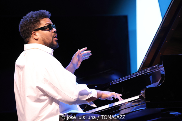 Amaro Freitas Trío (49 Festival de Jazz de Vitoria-Gasteiz 2026. 2026-07-13) Por José Luis Luna Rocafort [INSTANTZZ AKA Galería fotográfica AKA Fotoblog de jazz, impro… y algo más] - Tomajazz - Amaro Freitas Trío actuó en el 49 Festival de Jazz de Vitoria-Gasteiz 2026, el 13 de julio de 2026. José Luis Luna Rocafort lo retrata en INSTANTZZ. Actuaron