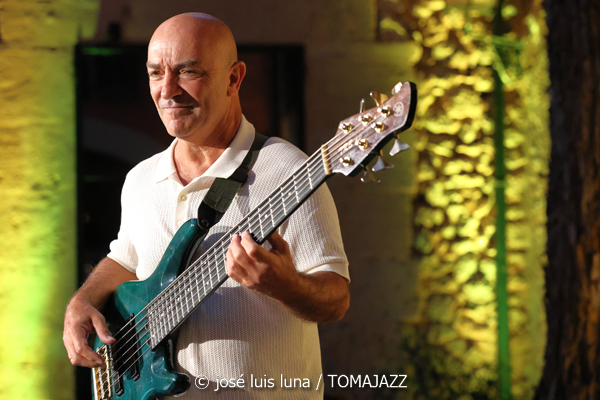 Jorge Pardo Quartet (Gran Hotel Son Net, Puigpunyent, Mallorca. 2026-07-04) [INSTANTZZ AKA Galería fotográfica AKA Fotoblog de jazz, impro… y algo más] - Tomajazz - Jorge Pardo Quartet actuó en Gran Hotel Son Net, en Puigpunyent, Mallorca, el 4 de julio de 2026. José Luis Luna Rocafort lo retrata en INSTANTZZ. Actuaron Jorge Pardo, Toni Cuenca: bajo eléctrico Josep Pou: piano Benji Habichuela