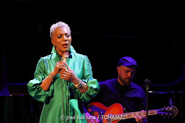 Carmen Lundy (61 Jazzaldia 2026. Teatro Victoria Eugenia. Donosti. 2026-07-22) Por José Luis Luna Rocafort [INSTANTZZ AKA Galería fotográfica AKA Fotoblog de jazz, impro… y algo más] - Tomajazz - Carmen Lundy actuó en el 61 Jazzaldia 2026. José Luis Luna Rocafort lo retrata en INSTANTZZ. Actuaron Carmen Lundy, Andrew Renfroe, Julius Rodríguez, Darryll Hall, Terreon Gulley
