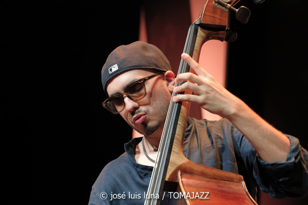 New Jazz Underground (49 Festival de Jazz de Vitoria-Gasteiz 2026. 2026-07-14) Por José Luis Luna Rocafort [INSTANTZZ AKA Galería fotográfica AKA Fotoblog de jazz, impro… y algo más] - Tomajazz - New Jazz Underground actuó en el 49 Festival de Jazz de Vitoria-Gasteiz 2026. José Luis Luna Rocafort lo retrata en INSTANTZZ. New Jazz Underground son Abdias Armenteros, Sebastian Ríos, TJ Reddick