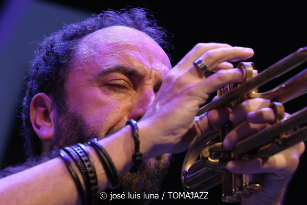 Iosu Izaguirre Sextet (49 Festival de Jazz de Vitoria-Gasteiz 2026. 2026-07-15) Por José Luis Luna Rocafort [INSTANTZZ AKA Galería fotográfica AKA Fotoblog de jazz, impro… y algo más] - Tomajazz - Iosu Izaguirre Sextet actuó en el 49 Festival de Jazz de Vitoria-Gasteiz 2026, el 15 de julio de 2026. José Luis Luna Rocafort lo retrata en INSTANTZZ. Iosu Izaguirre Sextet son Iosu Izaguirre, Pablo Ramos, Rubén Salvador, Asier Iturbe, Koldo Uriarte, Aitor Bravo, Virginia de la Casa