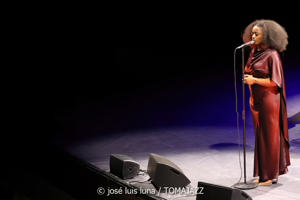 Samara Joy & Her Septet (45 Aniversario del Festival de Jazz de Palma. Trui Teatre, Palma. 2026-07-25) Por Miquel Àngel Seguí y José Luis Luna Rocafort [Concierto de jazz] - Tomajazz - Samara Joy & Her Septet actuaron en el 45 Aniversario del Festival de Jazz de Palma, el 25 de julio de 2026. Miquel Àngel Seguí y José Luis Luna Rocafort repasan el concierto. Actuaron Samara Joy, Evan Sherman, Marty Jaffe, Conor Rohrer, Nanami Haruta, Jason Charos, David Mason, Kendrick McCallister 