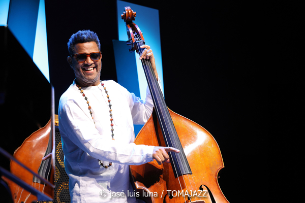 Amaro Freitas Trío (49 Festival de Jazz de Vitoria-Gasteiz 2026. 2026-07-13) Por José Luis Luna Rocafort [INSTANTZZ AKA Galería fotográfica AKA Fotoblog de jazz, impro… y algo más] - Tomajazz - Amaro Freitas Trío actuó en el 49 Festival de Jazz de Vitoria-Gasteiz 2026, el 13 de julio de 2026. José Luis Luna Rocafort lo retrata en INSTANTZZ. Actuaron