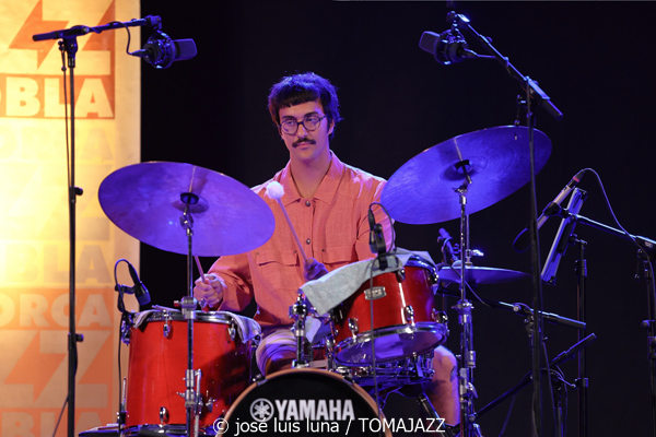 Blau Salvatge (32 Mallorca Jazz Sa Pobla 2026. Sa Pobla, Mallorca. 2026-08-10) Por Miquel Àngel Seguí y José Luis Luna Rocafort [Concierto de jazz] - Tomajazz - Blau Salvatge actuó en el 32 Mallorca Jazz Sa Pobla 2026, en Mallorca, el 10 de agosto de 2026. Miquel Àngel Seguí y José Luis Luna Rocafort relatan el concierto. Actuaron Joan Pérez-Villegas, Zoë Gordon, Nancy Meier, Paula Haeni, Felix Grandjean, Pere Molines, Joan Garcias, Lluís Pérez-Villegas, Leyre Estruch