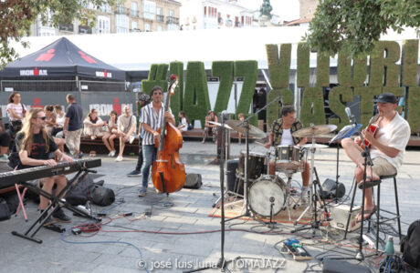 Rupanco (49 Festival de Jazz de Vitoria-Gasteiz 2026. 2026-07-08) Por José Luis Luna Rocafort [INSTANTZZ AKA Galería fotográfica AKA Fotoblog de jazz, impro… y algo más] - Tomajazz - Rupanco actuó en el 49 Festival de Jazz de Vitoria-Gasteiz 2026. José Luis Luna Rocafort lo retrata en INSTANTZZ. Rupanco son Agustín Chaves, Jon G. Labat, Jorge Sánchez, Aritza Castro, Aimar Palacios