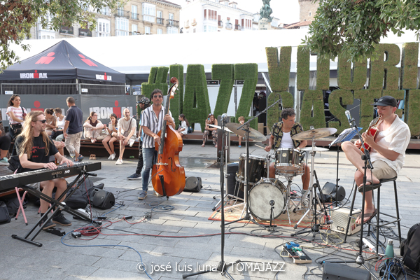 Rupanco (49 Festival de Jazz de Vitoria-Gasteiz 2026. 2026-07-08) Por José Luis Luna Rocafort [INSTANTZZ AKA Galería fotográfica AKA Fotoblog de jazz, impro… y algo más] - Tomajazz - Rupanco actuó en el 49 Festival de Jazz de Vitoria-Gasteiz 2026. José Luis Luna Rocafort lo retrata en INSTANTZZ. Rupanco son Agustín Chaves, Jon G. Labat, Jorge Sánchez, Aritza Castro, Aimar Palacios