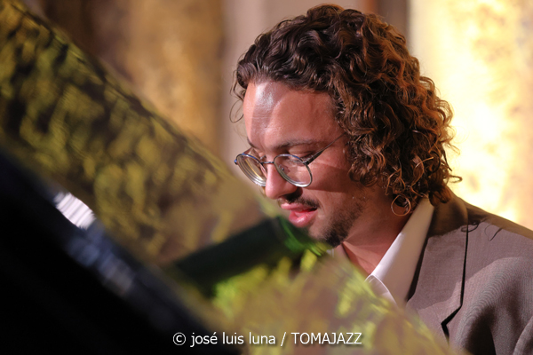 Jorge Pardo Quartet (Gran Hotel Son Net, Puigpunyent, Mallorca. 2026-07-04) [INSTANTZZ AKA Galería fotográfica AKA Fotoblog de jazz, impro… y algo más] - Tomajazz - Jorge Pardo Quartet actuó en Gran Hotel Son Net, en Puigpunyent, Mallorca, el 4 de julio de 2026. José Luis Luna Rocafort lo retrata en INSTANTZZ. Actuaron Jorge Pardo, Toni Cuenca: bajo eléctrico Josep Pou: piano Benji Habichuela