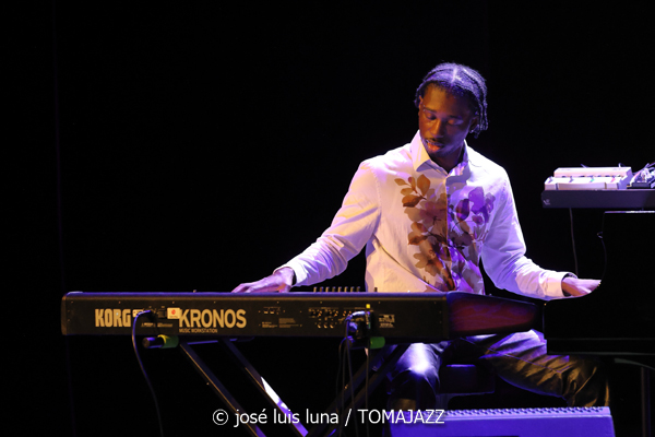 Carmen Lundy (61 Jazzaldia 2026. Teatro Victoria Eugenia. Donosti. 2026-07-22) Por José Luis Luna Rocafort [INSTANTZZ AKA Galería fotográfica AKA Fotoblog de jazz, impro… y algo más] - Tomajazz - Carmen Lundy actuó en el 61 Jazzaldia 2026. José Luis Luna Rocafort lo retrata en INSTANTZZ. Actuaron Carmen Lundy, Andrew Renfroe, Julius Rodríguez, Darryll Hall, Terreon Gulley