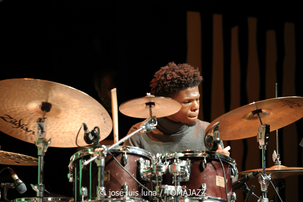 New Jazz Underground (49 Festival de Jazz de Vitoria-Gasteiz 2026. 2026-07-14) Por José Luis Luna Rocafort [INSTANTZZ AKA Galería fotográfica AKA Fotoblog de jazz, impro… y algo más] - Tomajazz - New Jazz Underground actuó en el 49 Festival de Jazz de Vitoria-Gasteiz 2026. José Luis Luna Rocafort lo retrata en INSTANTZZ. New Jazz Underground son Abdias Armenteros, Sebastian Ríos, TJ Reddick