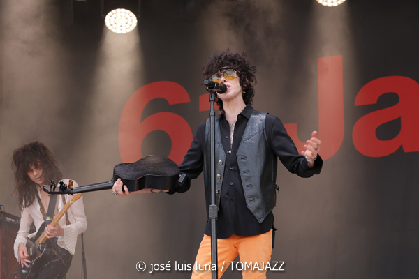 LP (61 Jazzaldia 2026. Donosti. 2026-07-22) Por José Luis Luna Rocafort [INSTANTZZ AKA Galería fotográfica AKA Fotoblog de jazz, impro… y algo más] - Tomajazz - LP actuó en el 61 Jazzaldia 2026. José Luis Luna Rocafort lo retrata en INSTANTZZ. LP son Laura Pergolizzi, Andrew Martin, J. Ryan Kern: teclados Jermaine Butler: bajo eléctrico Benjamin Hilzinger