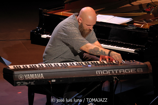 Javi Ruibal Cuarteto (XXII JazzEñe 2026. Teatro Victoria Eugenia, Donostia - San Sebastián. 2026-07-22) Por José Luis Luna Rocafort [INSTANTZZ AKA Galería fotográfica AKA Fotoblog de jazz, impro… y algo más] - Tomajazz - Javi Ruibal Cuarteto actuó en el XXII JazzEñe 2026. José Luis Luna Rocafort lo retrata en INSTANTZZ. Javi Ruibal Cuarteto son Javi Ruibal, Diego Villegas, Oscar Álvarez, Alejandro Marcos