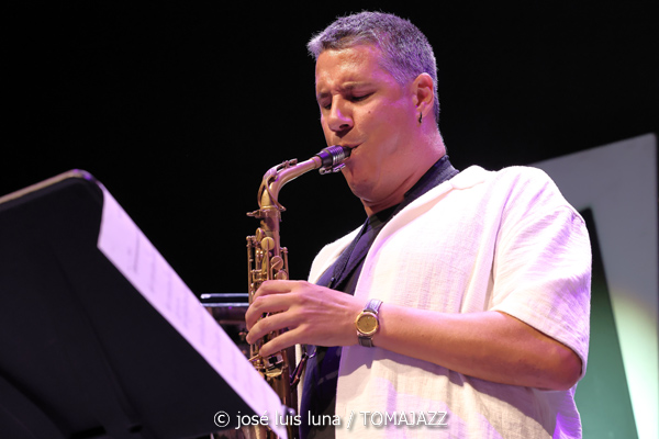 Iosu Izaguirre Sextet (49 Festival de Jazz de Vitoria-Gasteiz 2026. 2026-07-15) Por José Luis Luna Rocafort [INSTANTZZ AKA Galería fotográfica AKA Fotoblog de jazz, impro… y algo más] - Tomajazz - Iosu Izaguirre Sextet actuó en el 49 Festival de Jazz de Vitoria-Gasteiz 2026, el 15 de julio de 2026. José Luis Luna Rocafort lo retrata en INSTANTZZ. Iosu Izaguirre Sextet son Iosu Izaguirre, Pablo Ramos, Rubén Salvador, Asier Iturbe, Koldo Uriarte, Aitor Bravo, Virginia de la Casa