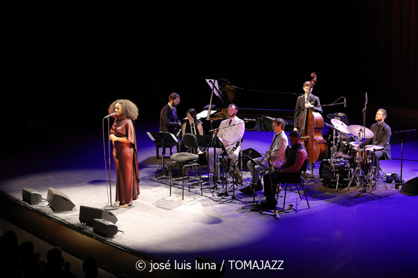 Samara Joy & Her Septet (45 Aniversario del Festival de Jazz de Palma. Trui Teatre, Palma. 2026-07-25) Por Miquel Àngel Seguí y José Luis Luna Rocafort [Concierto de jazz] - Tomajazz - Samara Joy & Her Septet actuaron en el 45 Aniversario del Festival de Jazz de Palma, el 25 de julio de 2026. Miquel Àngel Seguí y José Luis Luna Rocafort repasan el concierto. Actuaron Samara Joy, Evan Sherman, Marty Jaffe, Conor Rohrer, Nanami Haruta, Jason Charos, David Mason, Kendrick McCallister 
