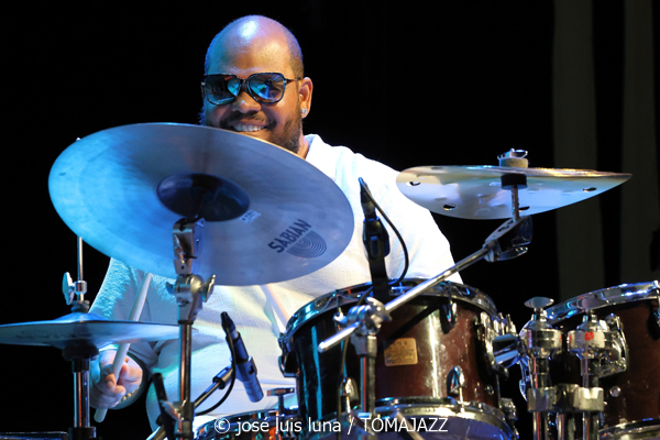 Amaro Freitas Trío (49 Festival de Jazz de Vitoria-Gasteiz 2026. 2026-07-13) Por José Luis Luna Rocafort [INSTANTZZ AKA Galería fotográfica AKA Fotoblog de jazz, impro… y algo más] - Tomajazz - Amaro Freitas Trío actuó en el 49 Festival de Jazz de Vitoria-Gasteiz 2026, el 13 de julio de 2026. José Luis Luna Rocafort lo retrata en INSTANTZZ. Actuaron