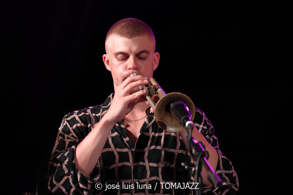 Blau Salvatge (32 Mallorca Jazz Sa Pobla 2026. Sa Pobla, Mallorca. 2026-08-10) Por Miquel Àngel Seguí y José Luis Luna Rocafort [Concierto de jazz] - Tomajazz - Blau Salvatge actuó en el 32 Mallorca Jazz Sa Pobla 2026, en Mallorca, el 10 de agosto de 2026. Miquel Àngel Seguí y José Luis Luna Rocafort relatan el concierto. Actuaron Joan Pérez-Villegas, Zoë Gordon, Nancy Meier, Paula Haeni, Felix Grandjean, Pere Molines, Joan Garcias, Lluís Pérez-Villegas, Leyre Estruch
