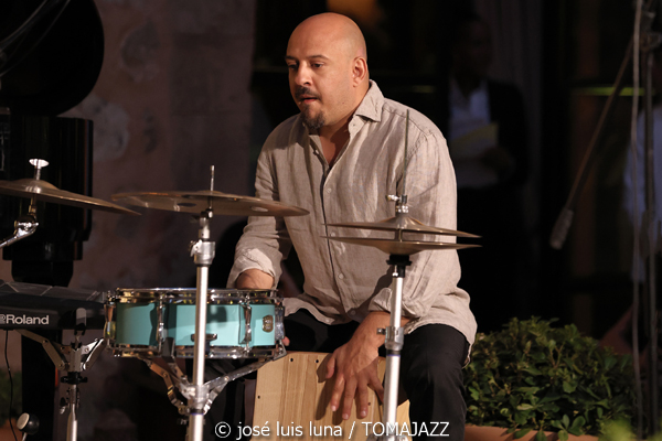 Jorge Pardo Quartet (Gran Hotel Son Net, Puigpunyent, Mallorca. 2026-07-04) [INSTANTZZ AKA Galería fotográfica AKA Fotoblog de jazz, impro… y algo más] - Tomajazz - Jorge Pardo Quartet actuó en Gran Hotel Son Net, en Puigpunyent, Mallorca, el 4 de julio de 2026. José Luis Luna Rocafort lo retrata en INSTANTZZ. Actuaron Jorge Pardo, Toni Cuenca: bajo eléctrico Josep Pou: piano Benji Habichuela