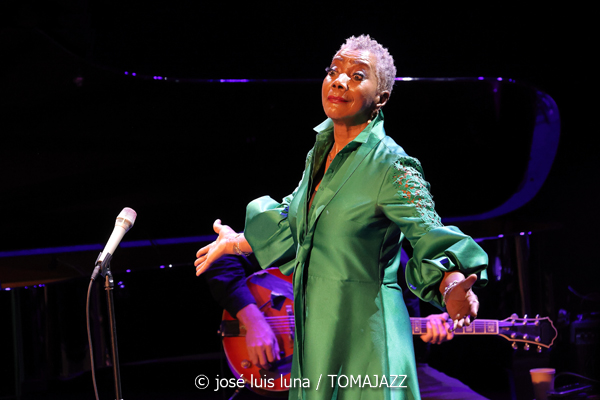 Carmen Lundy (61 Jazzaldia 2026. Teatro Victoria Eugenia. Donosti. 2026-07-22) Por José Luis Luna Rocafort [INSTANTZZ AKA Galería fotográfica AKA Fotoblog de jazz, impro… y algo más] - Tomajazz - Carmen Lundy actuó en el 61 Jazzaldia 2026. José Luis Luna Rocafort lo retrata en INSTANTZZ. Actuaron Carmen Lundy, Andrew Renfroe, Julius Rodríguez, Darryll Hall, Terreon Gulley
