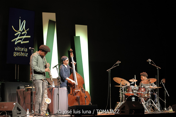 New Jazz Underground (49 Festival de Jazz de Vitoria-Gasteiz 2026. 2026-07-14) Por José Luis Luna Rocafort [INSTANTZZ AKA Galería fotográfica AKA Fotoblog de jazz, impro… y algo más] - Tomajazz - New Jazz Underground actuó en el 49 Festival de Jazz de Vitoria-Gasteiz 2026. José Luis Luna Rocafort lo retrata en INSTANTZZ. New Jazz Underground son Abdias Armenteros, Sebastian Ríos, TJ Reddick
