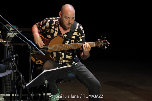 Javi Ruibal Cuarteto (XXII JazzEñe 2026. Teatro Victoria Eugenia, Donostia - San Sebastián. 2026-07-22) Por José Luis Luna Rocafort [INSTANTZZ AKA Galería fotográfica AKA Fotoblog de jazz, impro… y algo más] - Tomajazz - Javi Ruibal Cuarteto actuó en el XXII JazzEñe 2026. José Luis Luna Rocafort lo retrata en INSTANTZZ. Javi Ruibal Cuarteto son Javi Ruibal, Diego Villegas, Oscar Álvarez, Alejandro Marcos