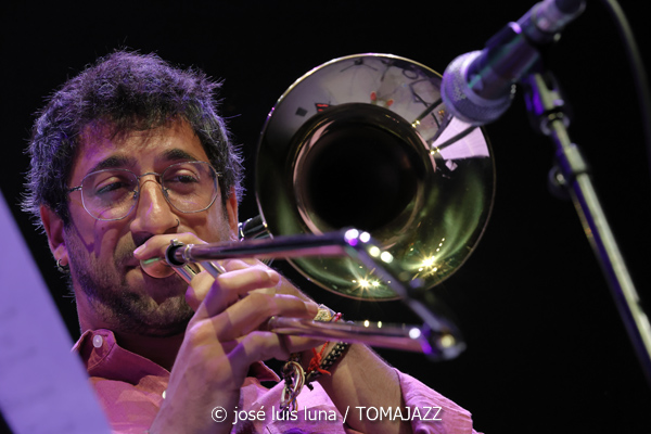 Iosu Izaguirre Sextet (49 Festival de Jazz de Vitoria-Gasteiz 2026. 2026-07-15) Por José Luis Luna Rocafort [INSTANTZZ AKA Galería fotográfica AKA Fotoblog de jazz, impro… y algo más] - Tomajazz - Iosu Izaguirre Sextet actuó en el 49 Festival de Jazz de Vitoria-Gasteiz 2026, el 15 de julio de 2026. José Luis Luna Rocafort lo retrata en INSTANTZZ. Iosu Izaguirre Sextet son Iosu Izaguirre, Pablo Ramos, Rubén Salvador, Asier Iturbe, Koldo Uriarte, Aitor Bravo, Virginia de la Casa