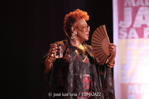 China Moses (32 Mallorca Jazz Sa Pobla 2026. Sa Pobla, Mallorca. 2026-08-04) Por Miquel Àngel Seguí y José Luis Luna Rocafort [Concierto de jazz] - Tomajazz - China Moses actuó en el 32 Mallorca Jazz Sa Pobla 2026 de Mallorca el 4 de agosto de 2026. Miquel Àngel Seguí y José Luis Luna Rocafort relatan/retratan el concierto. Actuaron China Moses, Joshua Eniraiyetan “Insxght”, Ebow Mensah “Lox”, Immanuel Simelane, Jérôme Cornelis