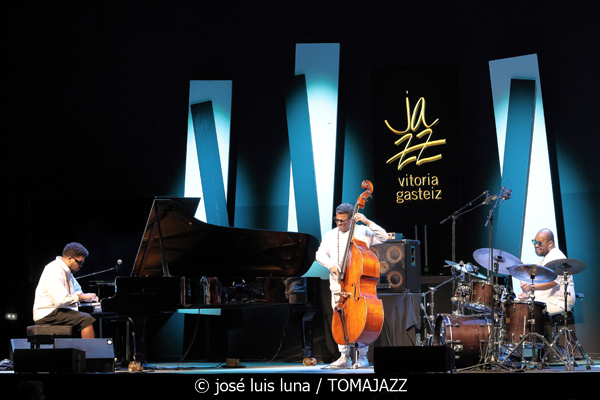 Amaro Freitas Trío (49 Festival de Jazz de Vitoria-Gasteiz 2026. 2026-07-13) Por José Luis Luna Rocafort [INSTANTZZ AKA Galería fotográfica AKA Fotoblog de jazz, impro… y algo más] - Tomajazz - Amaro Freitas Trío actuó en el 49 Festival de Jazz de Vitoria-Gasteiz 2026, el 13 de julio de 2026. José Luis Luna Rocafort lo retrata en INSTANTZZ. Actuaron
