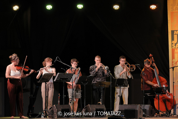 Blau Salvatge (32 Mallorca Jazz Sa Pobla 2026. Sa Pobla, Mallorca. 2026-08-10) Por Miquel Àngel Seguí y José Luis Luna Rocafort [Concierto de jazz] - Tomajazz - Blau Salvatge actuó en el 32 Mallorca Jazz Sa Pobla 2026, en Mallorca, el 10 de agosto de 2026. Miquel Àngel Seguí y José Luis Luna Rocafort relatan el concierto. Actuaron Joan Pérez-Villegas, Zoë Gordon, Nancy Meier, Paula Haeni, Felix Grandjean, Pere Molines, Joan Garcias, Lluís Pérez-Villegas, Leyre Estruch