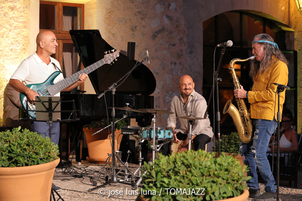 Jorge Pardo Quartet (Gran Hotel Son Net, Puigpunyent, Mallorca. 2026-07-04) [INSTANTZZ AKA Galería fotográfica AKA Fotoblog de jazz, impro… y algo más] - Tomajazz - Jorge Pardo Quartet actuó en Gran Hotel Son Net, en Puigpunyent, Mallorca, el 4 de julio de 2026. José Luis Luna Rocafort lo retrata en INSTANTZZ. Actuaron Jorge Pardo, Toni Cuenca: bajo eléctrico Josep Pou: piano Benji Habichuela