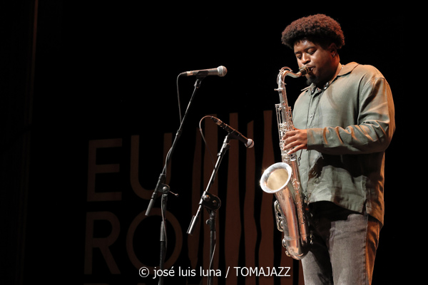 New Jazz Underground (49 Festival de Jazz de Vitoria-Gasteiz 2026. 2026-07-14) Por José Luis Luna Rocafort [INSTANTZZ AKA Galería fotográfica AKA Fotoblog de jazz, impro… y algo más] - Tomajazz - New Jazz Underground actuó en el 49 Festival de Jazz de Vitoria-Gasteiz 2026. José Luis Luna Rocafort lo retrata en INSTANTZZ. New Jazz Underground son Abdias Armenteros, Sebastian Ríos, TJ Reddick