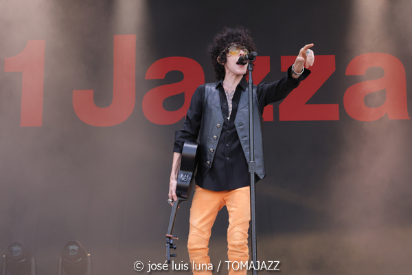 LP (61 Jazzaldia 2026. Donosti. 2026-07-22) Por José Luis Luna Rocafort [INSTANTZZ AKA Galería fotográfica AKA Fotoblog de jazz, impro… y algo más] - Tomajazz - LP actuó en el 61 Jazzaldia 2026. José Luis Luna Rocafort lo retrata en INSTANTZZ. LP son Laura Pergolizzi, Andrew Martin, J. Ryan Kern: teclados Jermaine Butler: bajo eléctrico Benjamin Hilzinger