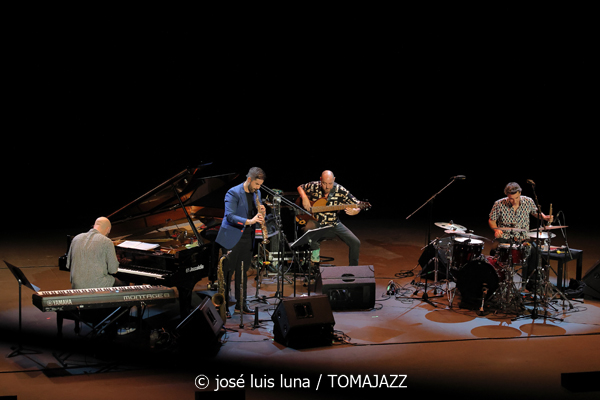 Javi Ruibal Cuarteto (XXII JazzEñe 2026. Teatro Victoria Eugenia, Donostia - San Sebastián. 2026-07-22) Por José Luis Luna Rocafort [INSTANTZZ AKA Galería fotográfica AKA Fotoblog de jazz, impro… y algo más] - Tomajazz - Javi Ruibal Cuarteto actuó en el XXII JazzEñe 2026. José Luis Luna Rocafort lo retrata en INSTANTZZ. Javi Ruibal Cuarteto son Javi Ruibal, Diego Villegas, Oscar Álvarez, Alejandro Marcos