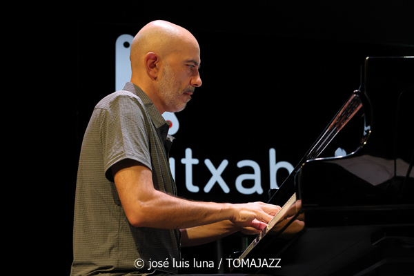 Iosu Izaguirre Sextet (49 Festival de Jazz de Vitoria-Gasteiz 2026. 2026-07-15) Por José Luis Luna Rocafort [INSTANTZZ AKA Galería fotográfica AKA Fotoblog de jazz, impro… y algo más] - Tomajazz - Iosu Izaguirre Sextet actuó en el 49 Festival de Jazz de Vitoria-Gasteiz 2026, el 15 de julio de 2026. José Luis Luna Rocafort lo retrata en INSTANTZZ. Iosu Izaguirre Sextet son Iosu Izaguirre, Pablo Ramos, Rubén Salvador, Asier Iturbe, Koldo Uriarte, Aitor Bravo, Virginia de la Casa