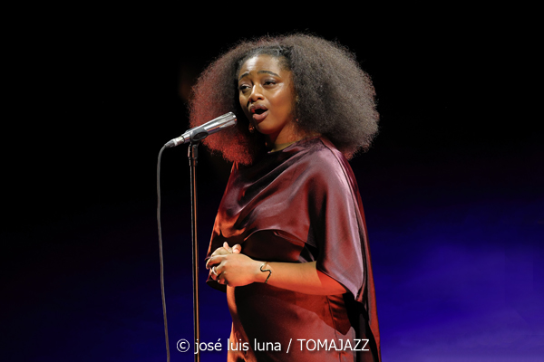 Samara Joy & Her Septet (45 Aniversario del Festival de Jazz de Palma. Trui Teatre, Palma. 2026-07-25) Por Miquel Àngel Seguí y José Luis Luna Rocafort [Concierto de jazz] - Tomajazz - Samara Joy & Her Septet actuaron en el 45 Aniversario del Festival de Jazz de Palma, el 25 de julio de 2026. Miquel Àngel Seguí y José Luis Luna Rocafort repasan el concierto. Actuaron Samara Joy, Evan Sherman, Marty Jaffe, Conor Rohrer, Nanami Haruta, Jason Charos, David Mason, Kendrick McCallister 