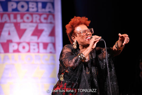 China Moses (32 Mallorca Jazz Sa Pobla 2026. Sa Pobla, Mallorca. 2026-08-04) Por Miquel Àngel Seguí y José Luis Luna Rocafort [Concierto de jazz] - Tomajazz - China Moses actuó en el 32 Mallorca Jazz Sa Pobla 2026 de Mallorca el 4 de agosto de 2026. Miquel Àngel Seguí y José Luis Luna Rocafort relatan/retratan el concierto. Actuaron China Moses, Joshua Eniraiyetan “Insxght”, Ebow Mensah “Lox”, Immanuel Simelane, Jérôme Cornelis