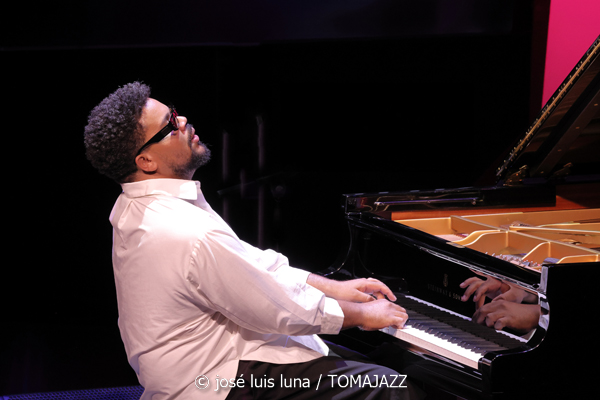 Amaro Freitas Trío (49 Festival de Jazz de Vitoria-Gasteiz 2026. 2026-07-13) Por José Luis Luna Rocafort [INSTANTZZ AKA Galería fotográfica AKA Fotoblog de jazz, impro… y algo más] - Tomajazz - Amaro Freitas Trío actuó en el 49 Festival de Jazz de Vitoria-Gasteiz 2026, el 13 de julio de 2026. José Luis Luna Rocafort lo retrata en INSTANTZZ. Actuaron