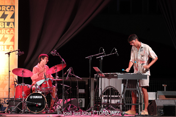 Blau Salvatge (32 Mallorca Jazz Sa Pobla 2026. Sa Pobla, Mallorca. 2026-08-10) Por Miquel Àngel Seguí y José Luis Luna Rocafort [Concierto de jazz] - Tomajazz - Blau Salvatge actuó en el 32 Mallorca Jazz Sa Pobla 2026, en Mallorca, el 10 de agosto de 2026. Miquel Àngel Seguí y José Luis Luna Rocafort relatan el concierto. Actuaron Joan Pérez-Villegas, Zoë Gordon, Nancy Meier, Paula Haeni, Felix Grandjean, Pere Molines, Joan Garcias, Lluís Pérez-Villegas, Leyre Estruch
