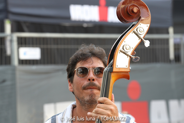 Rupanco (49 Festival de Jazz de Vitoria-Gasteiz 2026. 2026-07-08) Por José Luis Luna Rocafort [INSTANTZZ AKA Galería fotográfica AKA Fotoblog de jazz, impro… y algo más] - Tomajazz - Rupanco actuó en el 49 Festival de Jazz de Vitoria-Gasteiz 2026. José Luis Luna Rocafort lo retrata en INSTANTZZ. Rupanco son Agustín Chaves, Jon G. Labat, Jorge Sánchez, Aritza Castro, Aimar Palacios